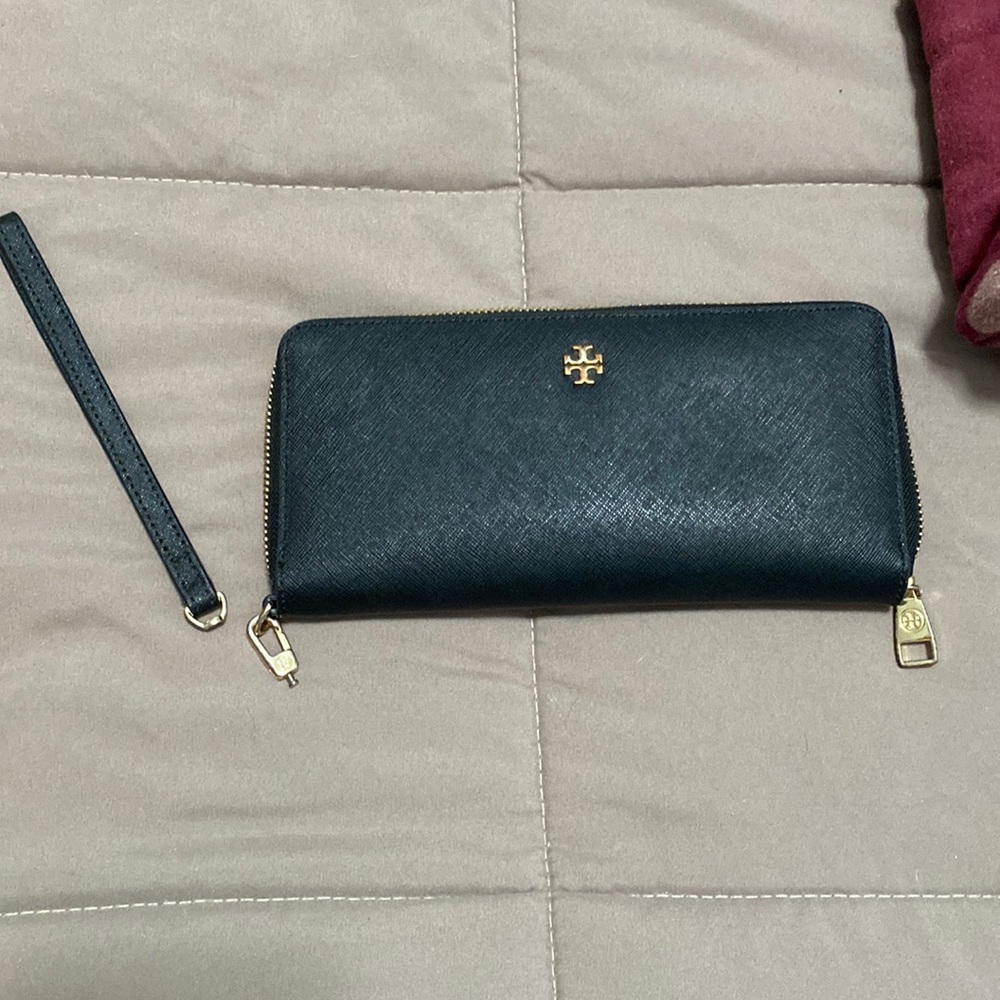 This item is broken!! Tory Burch zip wallet.